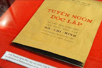 Phân tích phần mở đầu bản Tuyên ngôn Độc lập để làm nổi bật giá trị nội dung tư tưởng và nghệ thuật lập luận của Chủ tịch Hồ Chí Minh