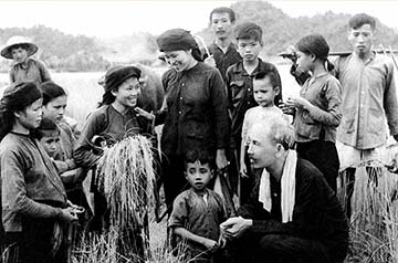 Nêu những nét chính trong sự nghiệp sáng tác văn học của Chủ tịch Hồ Chí Minh