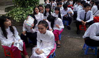 Trường em đã tổ chức ngày Nhà giáo Việt Nam 20-11. Em hãy kể lại buổi lễ ấy