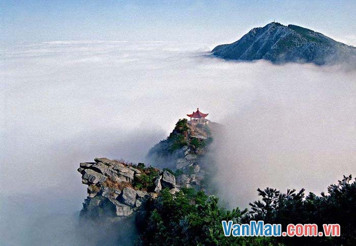 Núi Lư là một ngọn núi cao, quanh năm mây mù bao phủ
