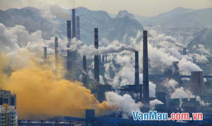Không khí mịt mù khói xăng, khói từ các nhà máy, xí nghiệp thải ra