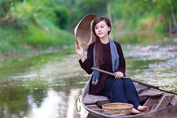 Tình yêu lứa đôi qua tâm sự của người phụ nữ Việt Nam (Phân tích hai bài ca dao: Hòn đá ...” “Lửng lơ...”)