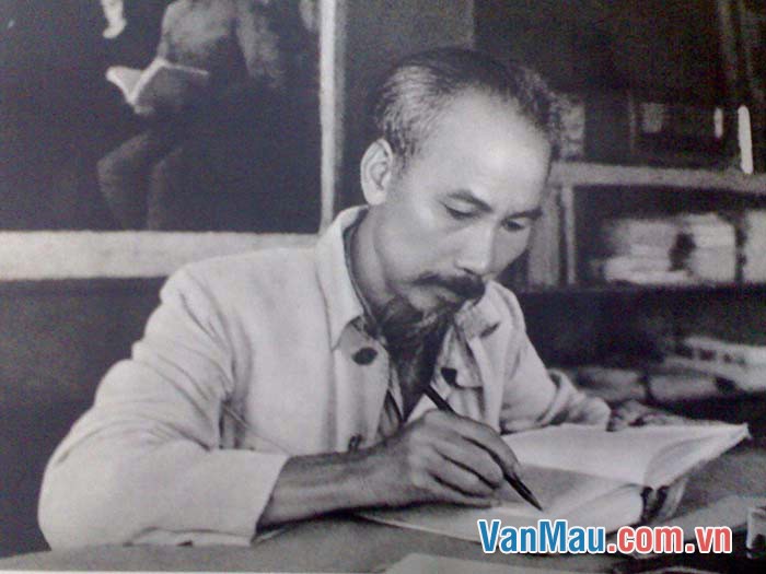 Hồ Chí Minh coi văn nghệ là một vũ khí chiến đấu lợi hại phụng sự cho sự nghiệp cách mạng