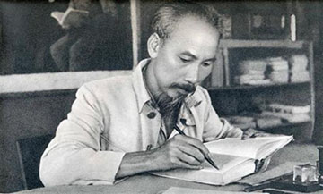 Dựa vào các tác phẩm Truyện và Ký, Nhật ký trong tù của Hồ Chi Minh, hãy giải thích và chứng minh ý kiến: Văn thơ Hồ Chí Minh có một phong cách nghệ thuật hết sức phong phú và đa dạng”
