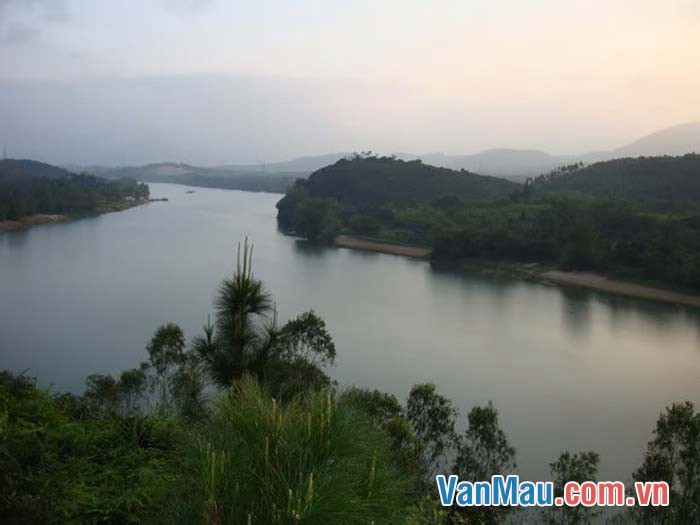 Sông Hương có cảnh sắc thiên nhiên thơ mộng, tình tứ