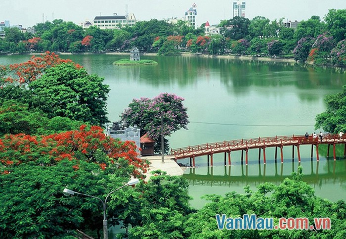 Hồ Hoàn Kiếm là một thắng cảnh nổi tiếng của Hà Nội