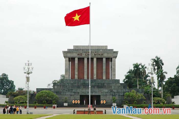 Mặt chính lăng có dòng chữ “Chủ tịch Hồ Chí Minh” bằng đá hồng ngọc màu mận chín