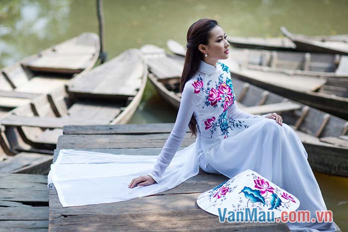 Nón lá tăng thêm phần duyên dáng cho các thiếu nữ Việt Nam