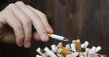 Một số bạn mới ít tuổi đã bắt chước hút thuốc. Khi được nhắc nhở các bạn ấy nói: “Thuốc lá có thể có hại, nhưng cũng có thể có mặt lợi nào đó. Nếu không thế thì xưa nay những ai hút thuốc đều làm chuyện vô bổ cả hay sao?”. Hãy bình luận quan niệm đó