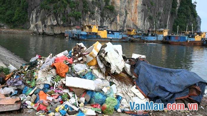 Ô nhiễm nước xảy ra khi nước bề mặt chảy qua rác thải sinh hoạt, nước rác công nghiệp