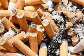 Anh (chị) hãy viết đoạn văn bình luận quan niệm của một số bạn mới ít tuổi đã bắt chước hút thuốc: “Thuốc lá có thể có hại, nhưng cũng có thể có mặt lợi nào đó....”