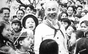 Nhân được học một số bài thơ trong tập “Nhật kí trong tù” của Hồ Chí Minh, anh (chị) hãy viết bài văn bàn về ý chí, nghị lực của con người