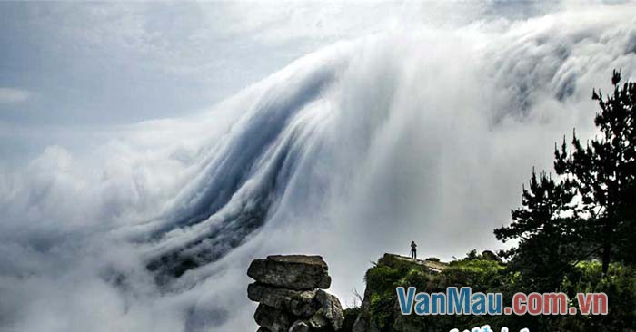 Lí Bạch đã vẽ nên bức tranh cảnh dòng thác ở núi Hương Lô thật hùng vĩ và tuyệt đẹp