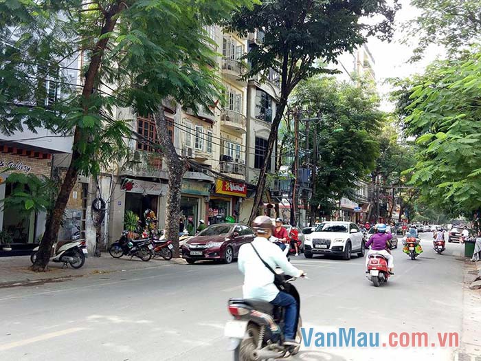 Buổi sáng ở thành phố hối hả và sôi động Buổi sáng ở thành phố hối hả và sôi động