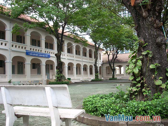 Em yêu cả cảnh ngôi trường vắng lặng lúc ban mai Em yêu cả cảnh ngôi trường vắng lặng lúc ban mai