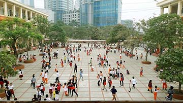 Hãy viết đoạn văn tả trường em trong giờ chơi Hãy viết đoạn văn tả trường em trong giờ chơi