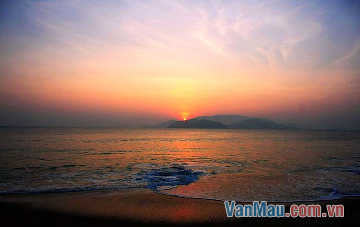 Mặt biển sáng dần cùng sắc mây trời