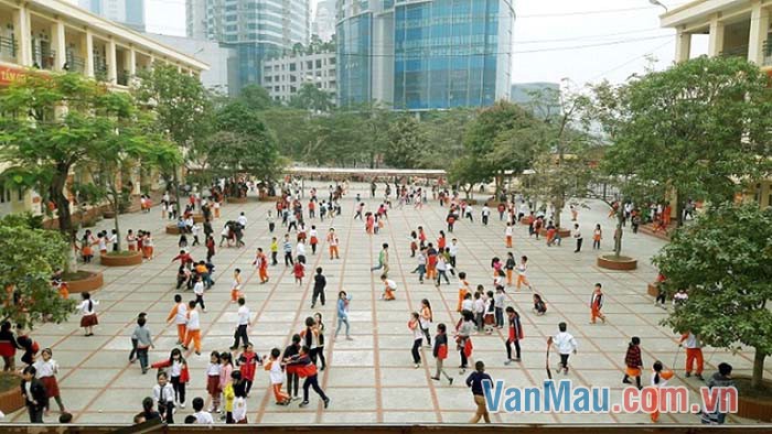 Tiếng hò hét, tiếng cười giòn tan, tiếng gọi nhau í ới của học sinh trong giờ ra chơi