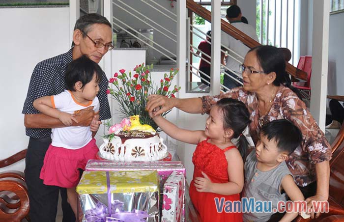 Bà là một người vui vẻ và rất hay nói chuyện Bà là một người vui vẻ và rất hay nói chuyện