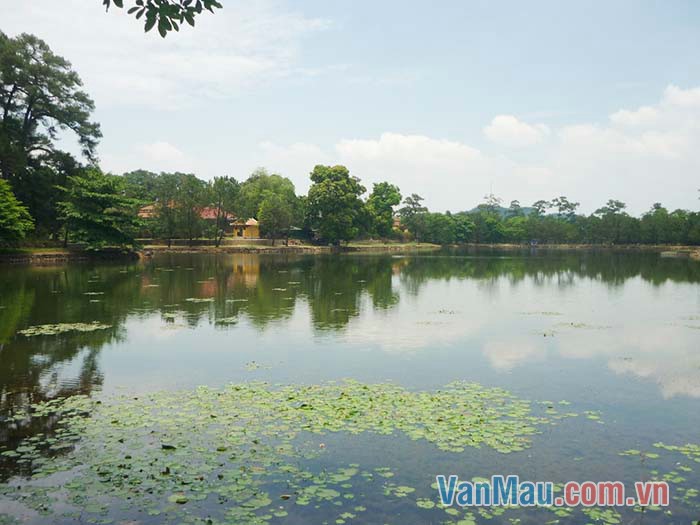 Hồ nước là bạn của mọi người trong làng