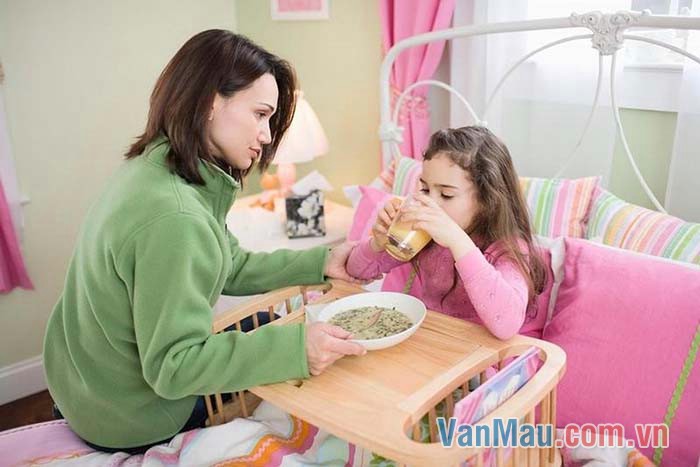Mẹ lo lắng ngồi bên, thay khăn ướt đắp lên trán Mẹ lo lắng ngồi bên, thay khăn ướt đắp lên trán