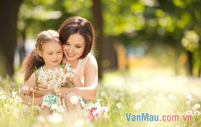 Mẹ tôi đẹp, một vẻ đẹp dịu dàng, thuần hậu toát ra từ nét mặt, tâm hồn