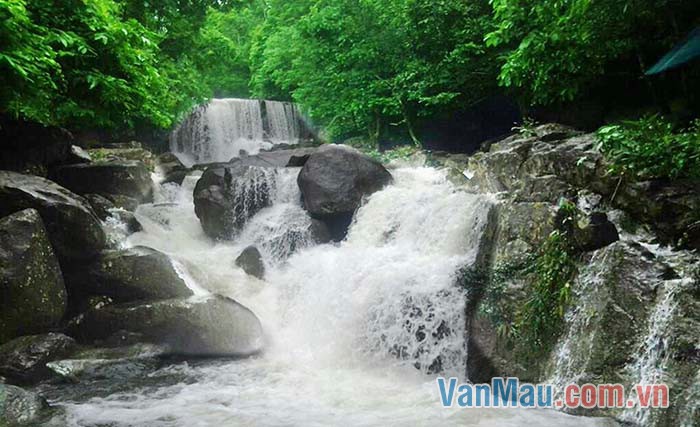 Nhìn từ trên cao, con suối như một dải lụa trắng mềm mại uốn quanh Nhìn từ trên cao, con suối như một dải lụa trắng mềm mại uốn quanh