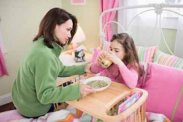 Viết đoạn văn tả mẹ khi chăm sóc em ốm