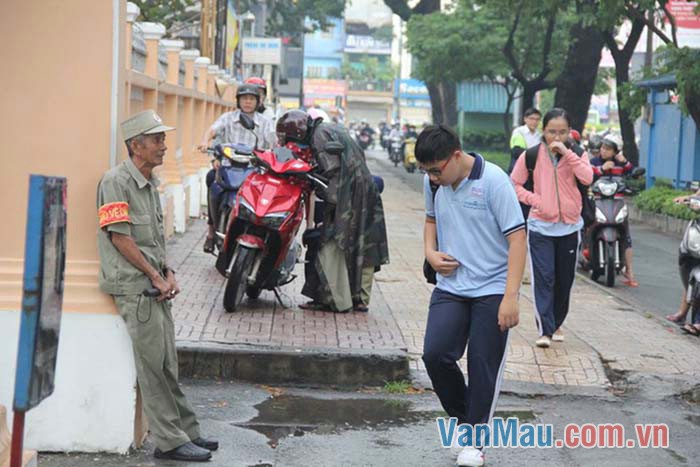 Bác ra mở rộng cánh cổng sắt, mỉm cười chào đón chúng tôi Bác ra mở rộng cánh cổng sắt, mỉm cười chào đón chúng tôi