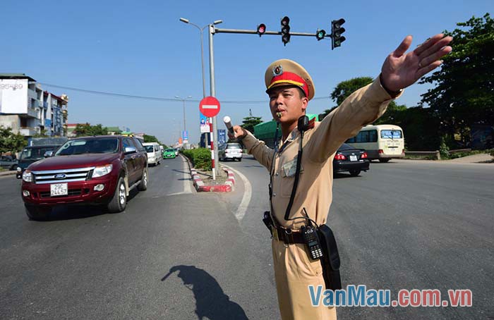 Cánh sát giao thông hướng dẫn từng dòng xe qua lại trên đường