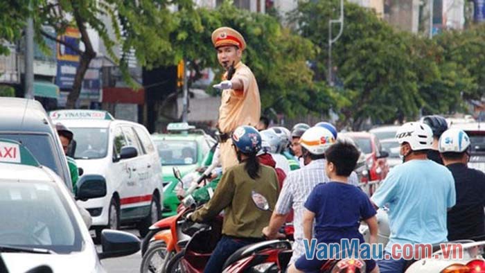 Chú cảnh sát giải quyết ách tắc giao thông