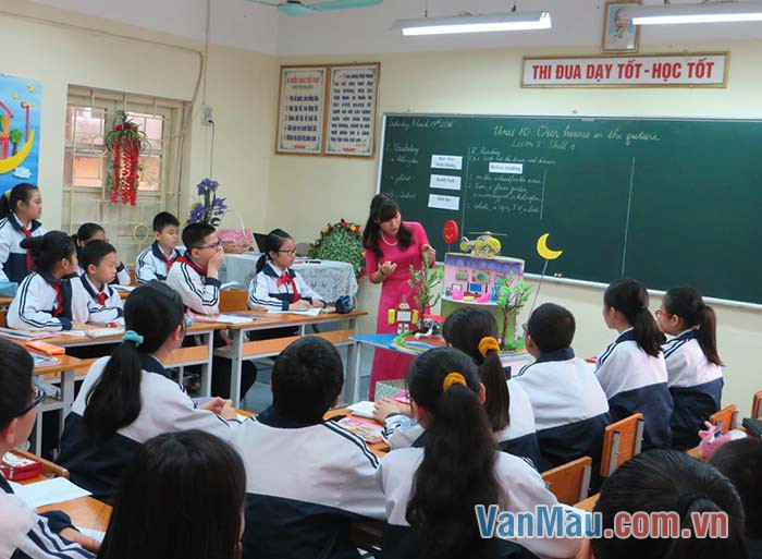 Cô dịu dàng với học trò và say sưa giảng giải Cô dịu dàng với học trò và say sưa giảng giải