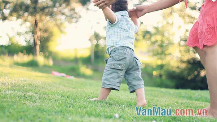 Cu cậu đã bò chán nên thích học đi lắm Cu cậu đã bò chán nên thích học đi lắm