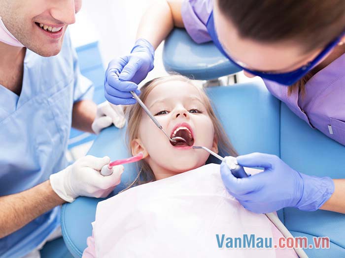 Em phải đến bác sĩ nha khoa để khám răng Em phải đến bác sĩ nha khoa để khám răng