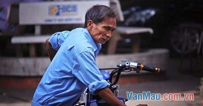 Hình ảnh bác bảo vệ đã quá thân quen và gần gũi Hình ảnh bác bảo vệ đã quá thân quen và gần gũi