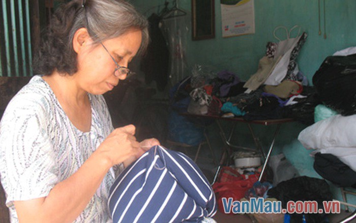 Mỗi khi bà khâu áo cho ai trong gia đình, em đều thấy bà rất vui