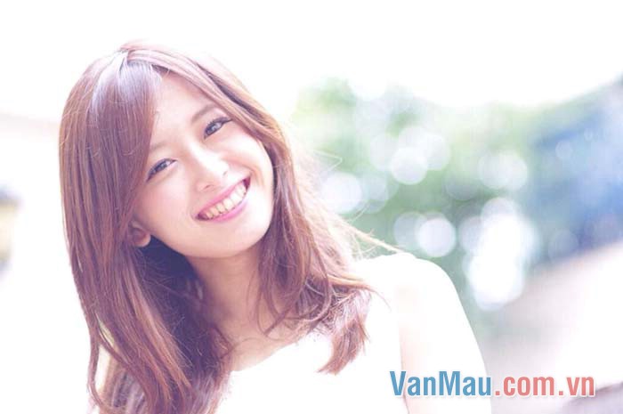 Mỗi khi chị cười lộ ra chiếc răng khểnh trông rất đáng yêu