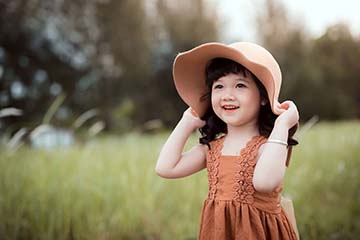 Tả một em bé đang ở tuổi mẫu giáo Tả một em bé đang ở tuổi mẫu giáo