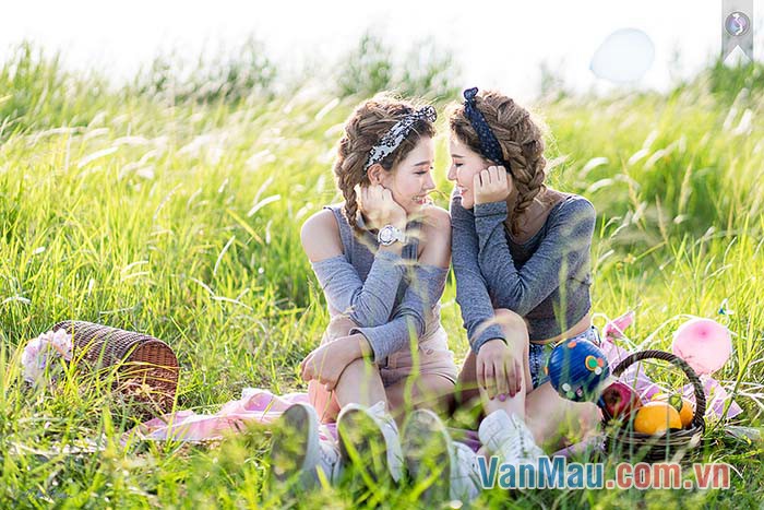 Vì là chị em sinh đôi nên ngoại hình tôi và chị giống y chang nhau