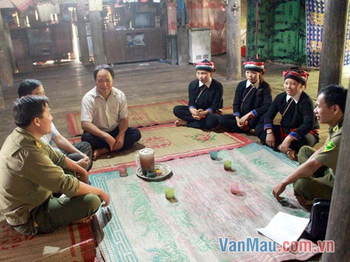 Bác tổ trưởng dân phố hóm hỉnh và rất gần gũi