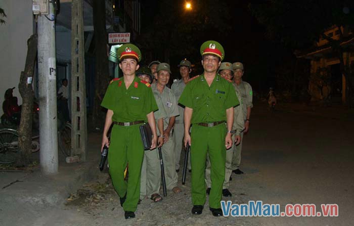 Bất kể nắng mưa, gió rét, trên đường phố vẫn in bóng người công an phường tận tụy