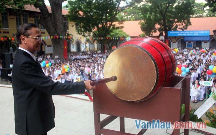 Cái trống trường em đã nhiều tuổi lắm rồi Cái trống trường em đã nhiều tuổi lắm rồi