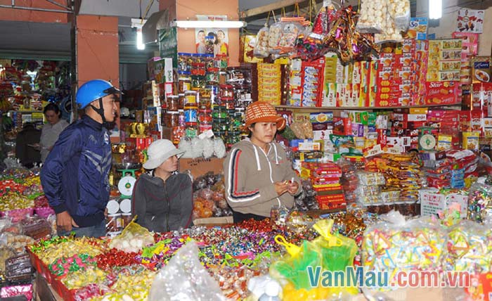 Chị Lựu ngày ngày vẫn đứng bán hàng kiên trì, cần mẫn Chị Lựu ngày ngày vẫn đứng bán hàng kiên trì, cần mẫn