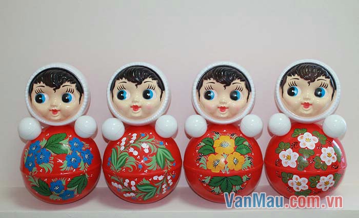 Lật đật rất nghịch ngợm, nó ít khi chịu đứng yên một chỗ
