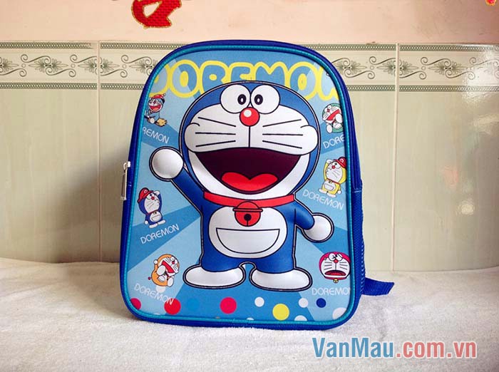 Mặt ngoài ba lô là hình chú mèo máy Đôrêmon