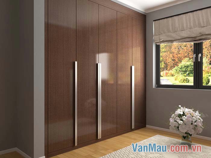 Phòng của em có đặt một chiếc tủ ngang rất to và đẹp Phòng của em có đặt một chiếc tủ ngang rất to và đẹp