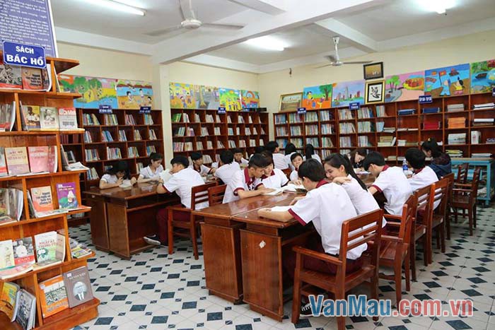 Đọc sách tại thư viện của nhà trường