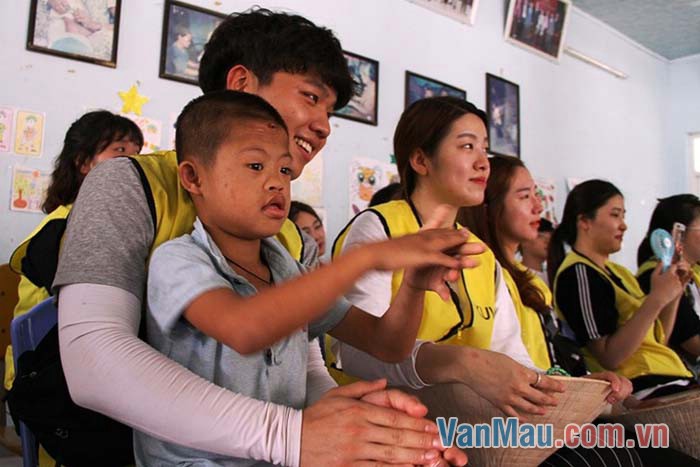Đội tình nguyện giúp đỡ nạn nhân chất độc màu da cam
