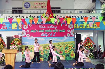 Lập chương trình liên hoan văn nghệ chào mừng Ngày Nhà giáo Việt Nam