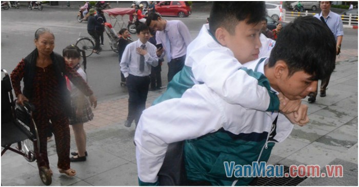 Sáu năm cõng bạn đến trường Sáu năm cõng bạn đến trường